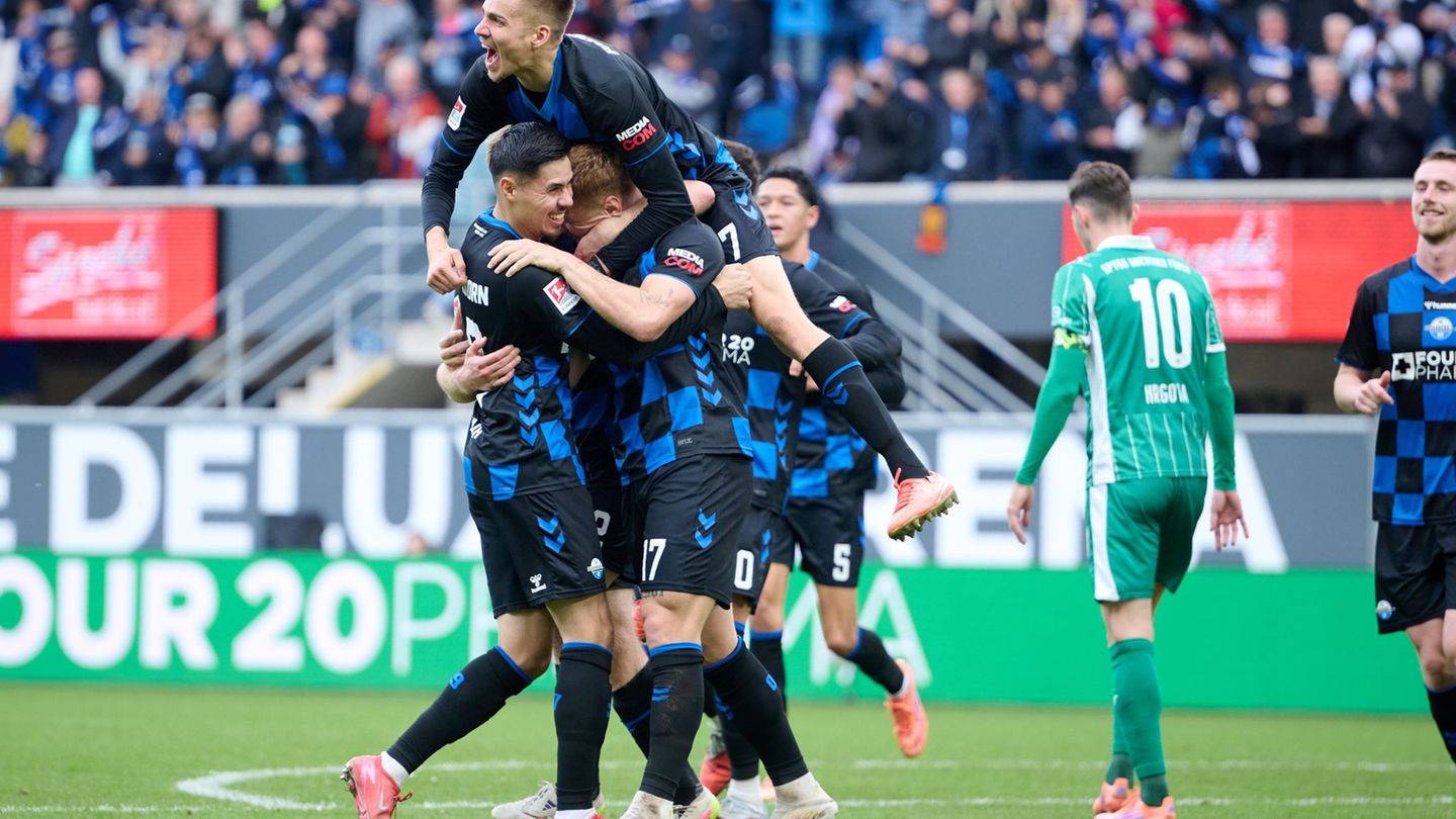 Paderborn jubelt über das Tor zum 1:0. Foto: Bernd Thissen/dpa