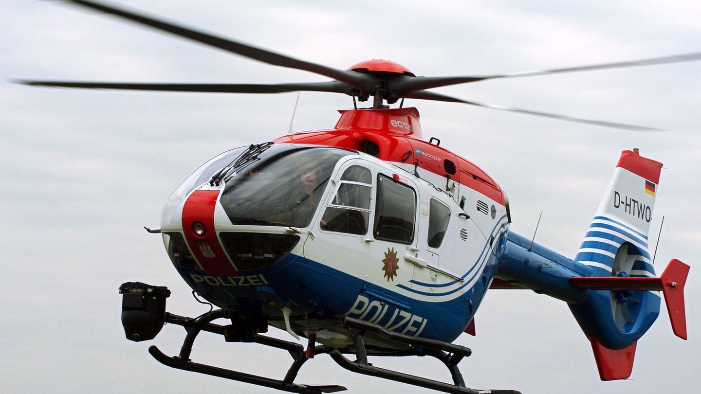 Um den Überblick über die Ausschreitungen zu bewahren, kam auch ein Polizeihubschrauber zum Einsatz. (Symbolbild) Foto: picture