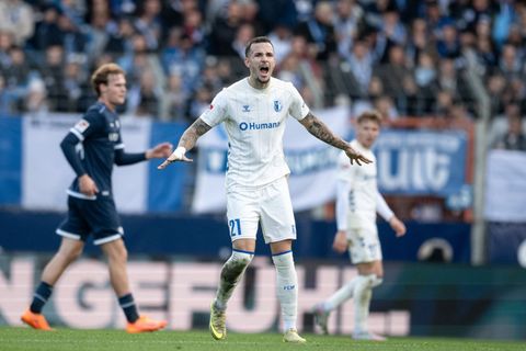 Magdeburgs Falko Michel setzte einen Foulelfmeter an die Latte. Foto: Fabian Strauch/dpa