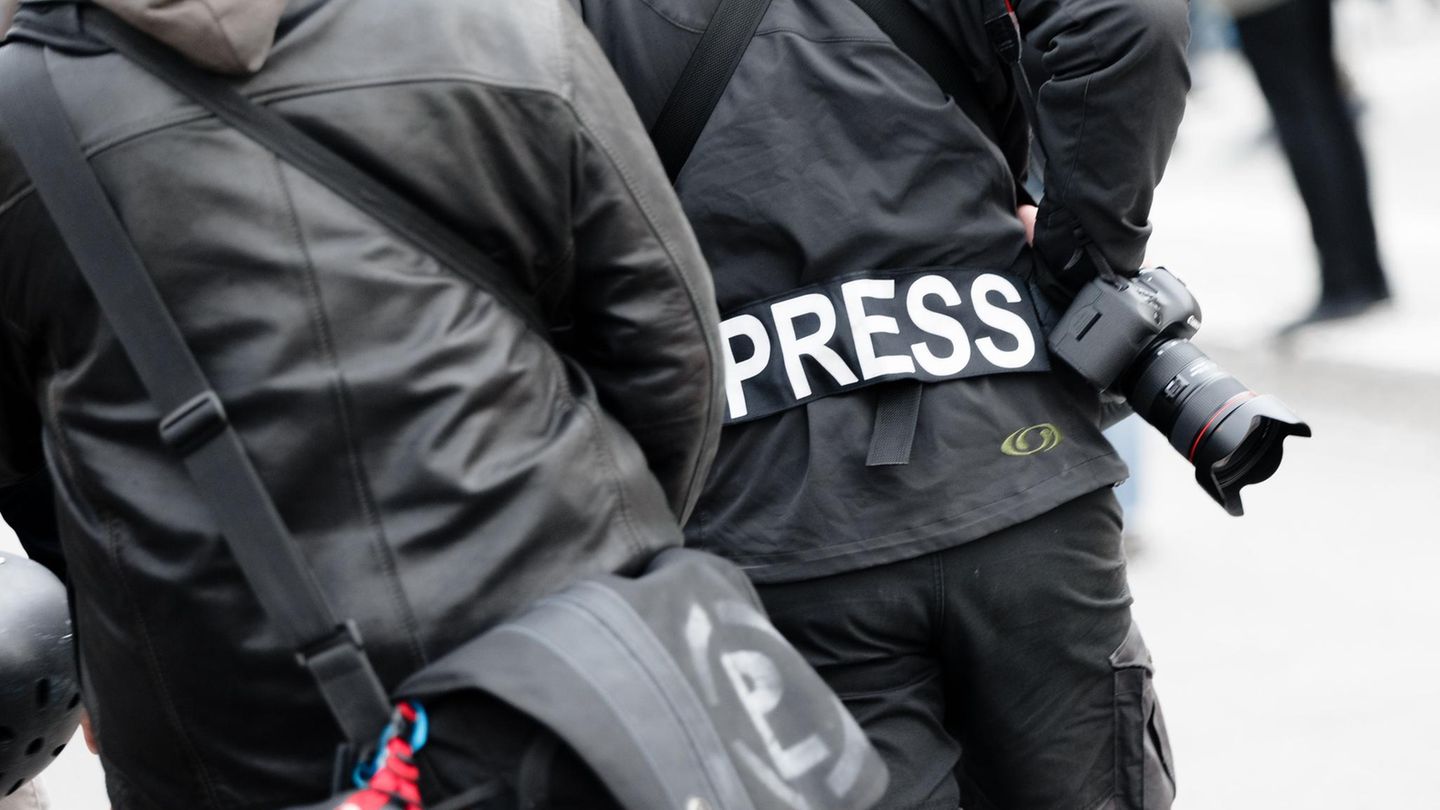 Journalist mit Presse-Zeichen