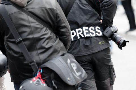 Journalist mit Presse-Zeichen