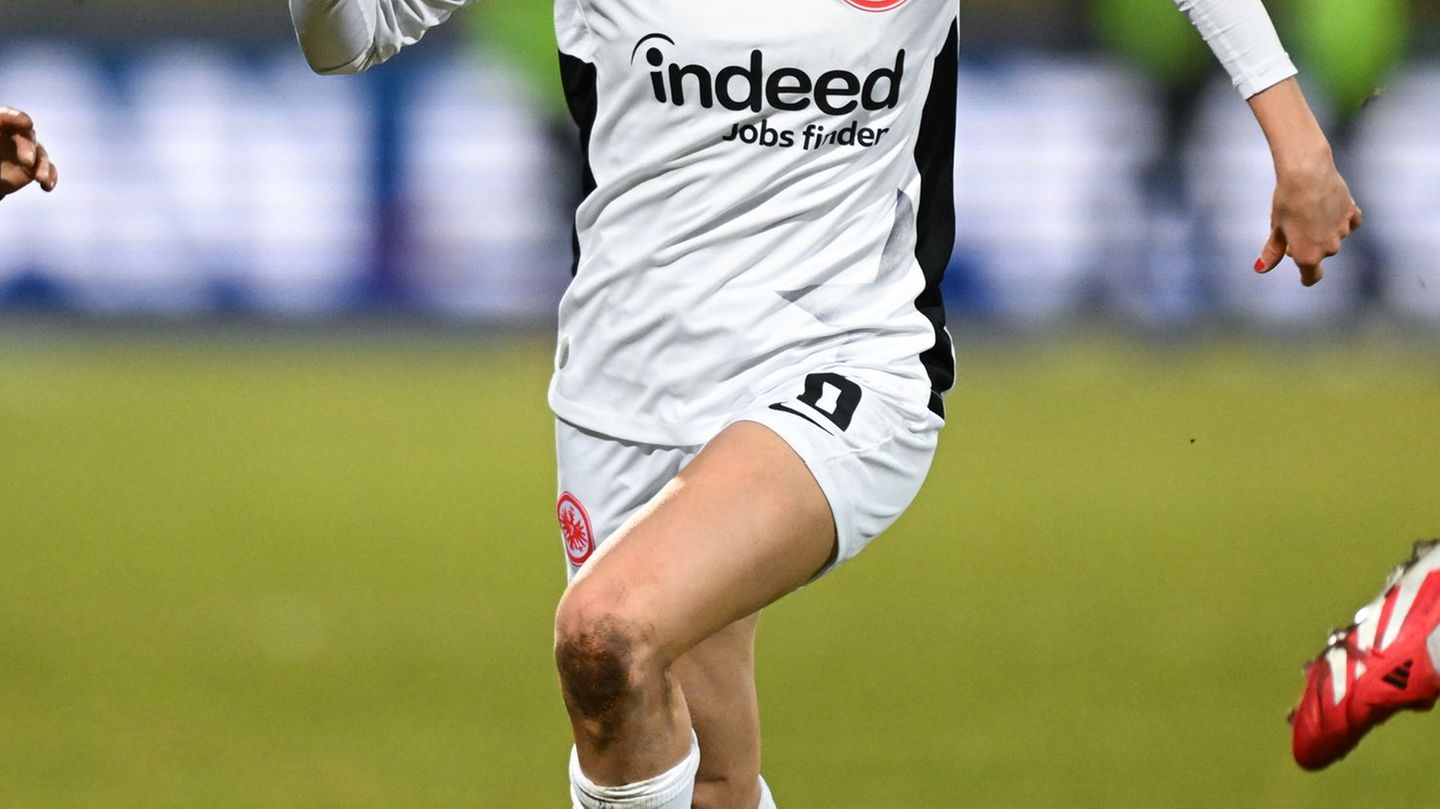 Sicher vom Punkt: Eintracht-Spielerin Elisa Senß. (Archivbild) Foto: Arne Dedert/dpa