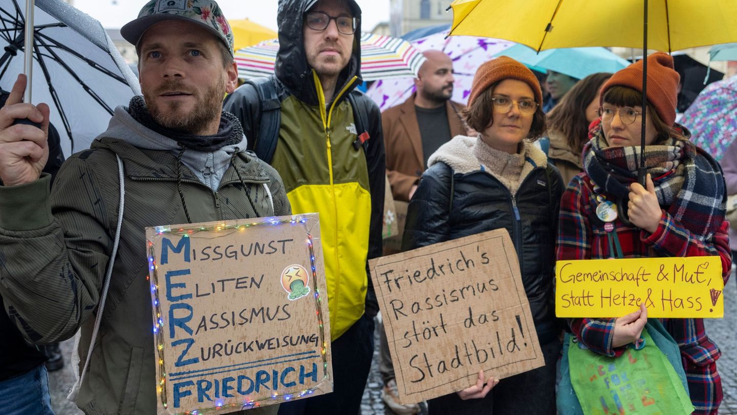 Mit Plakaten demonstrierten laut Polizei etwa 250 Menschen gegen die "Stadtbild"-Aussage von Friedrich Merz. Foto: Stefan Puchne