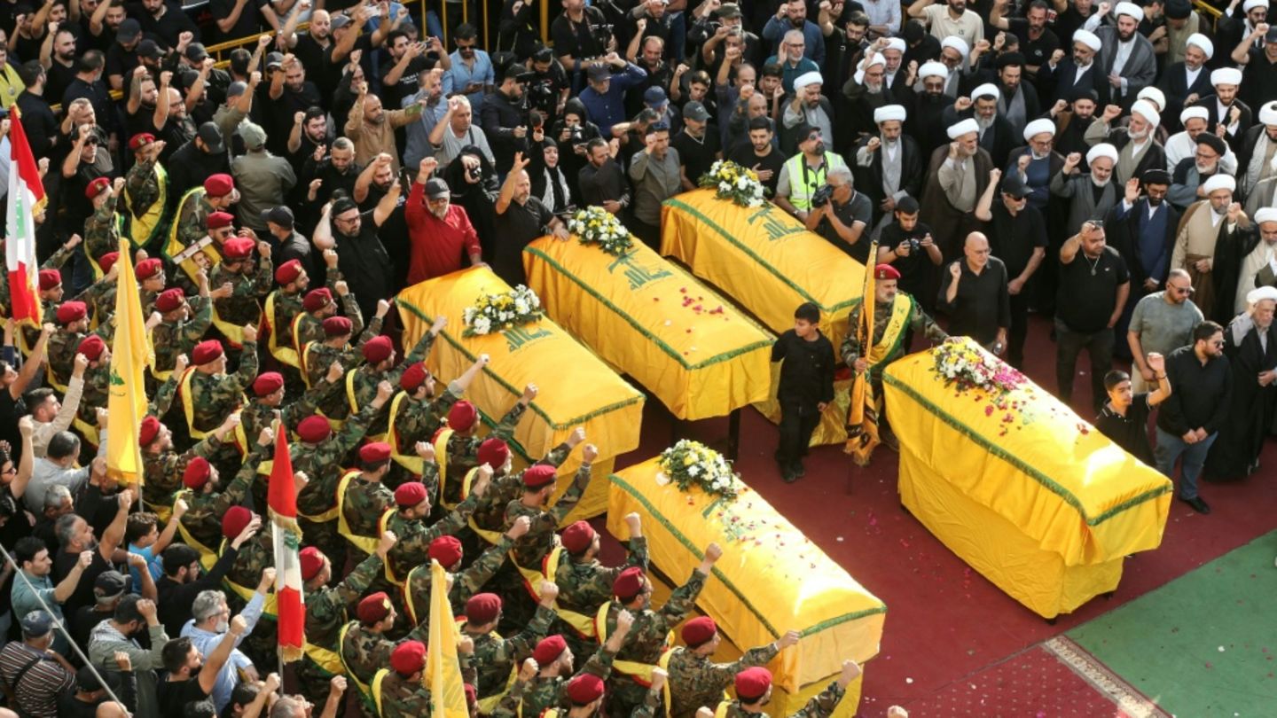 Hisbollah-Anhänger bei Begräbnis im Südlibanon