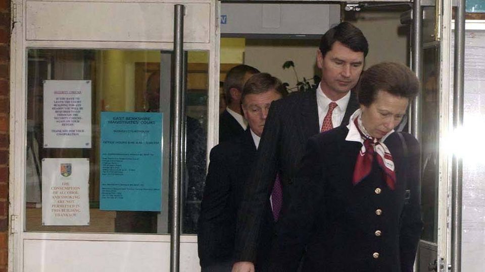 Prinzessin Anne verlässt nach der Verhandlung im November 2002 das Gerichtsgebäude