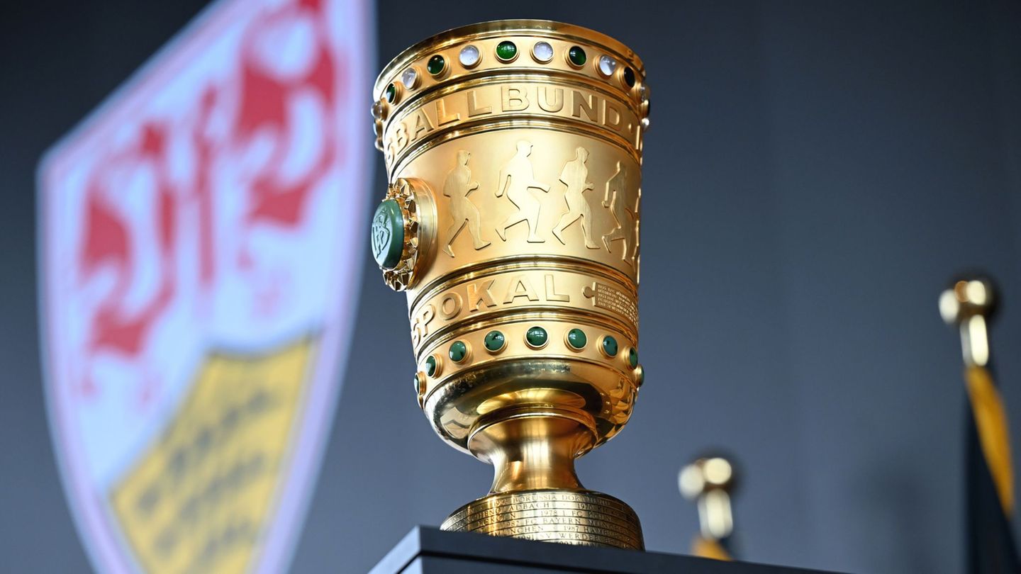 Für den VfB Stuttgart ist der Weg zur Titelverteidigung im DFB-Pokal noch weit. Foto: Uli Deck/dpa