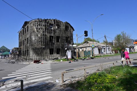 Ukraine: Anwohner gehen im Frühjahr 2024 an beschädigten Gebäuden im Zentrum von Pokrowsk vorbei