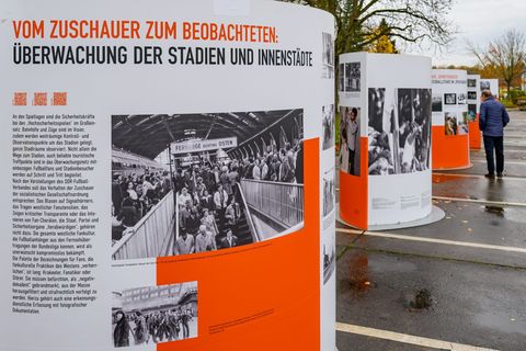 In Frankfurt (Oder) widmet sich eine Ausstellung der Stasi-Überwachung in den Fußballstadien. (Symbolbild) Foto: Patrick Pleul/d