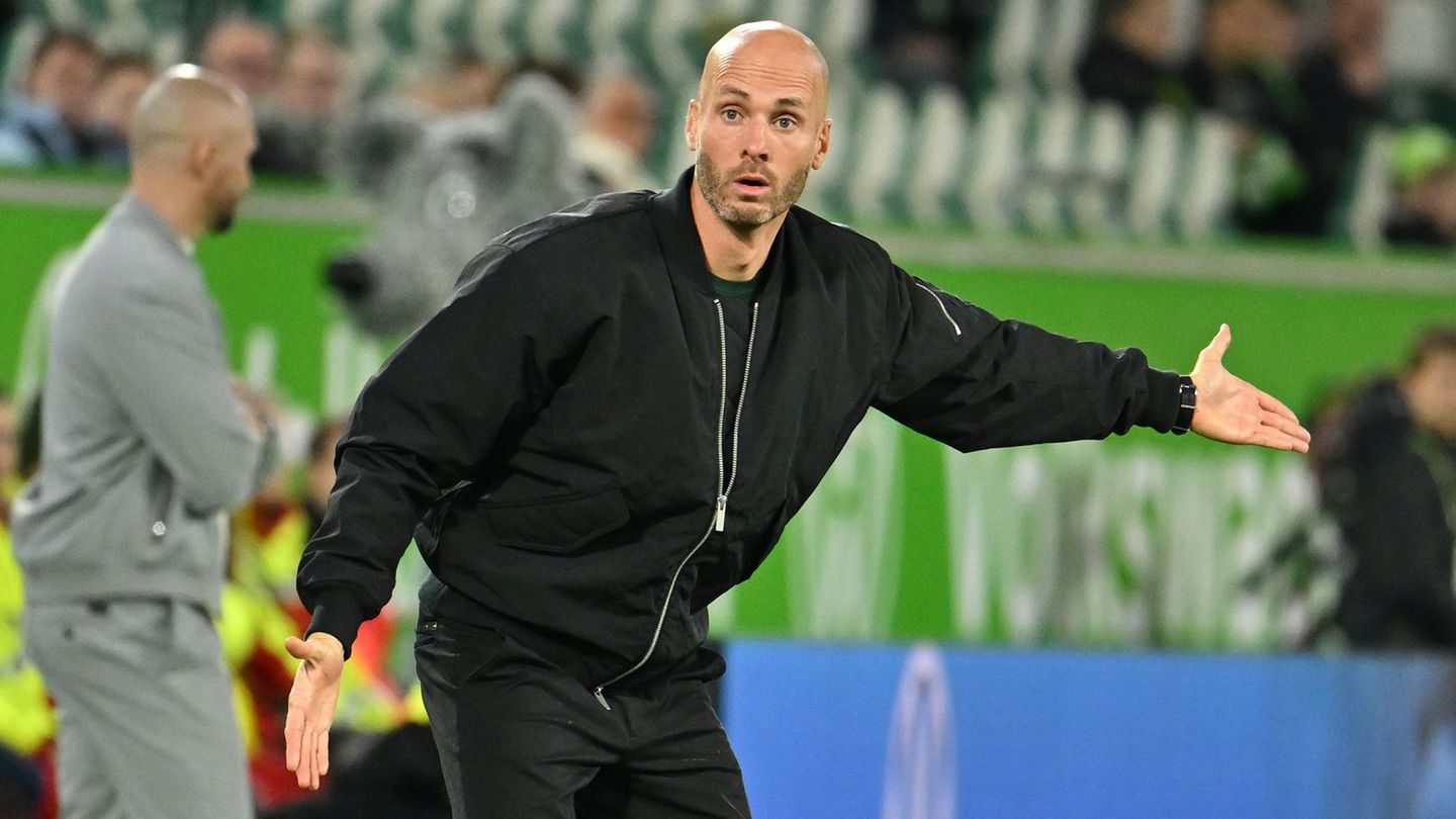 Bleibt vorerst Wolfsburg-Trainer: Der Niederländer Paul Simonis. Foto: Swen Pförtner/dpa