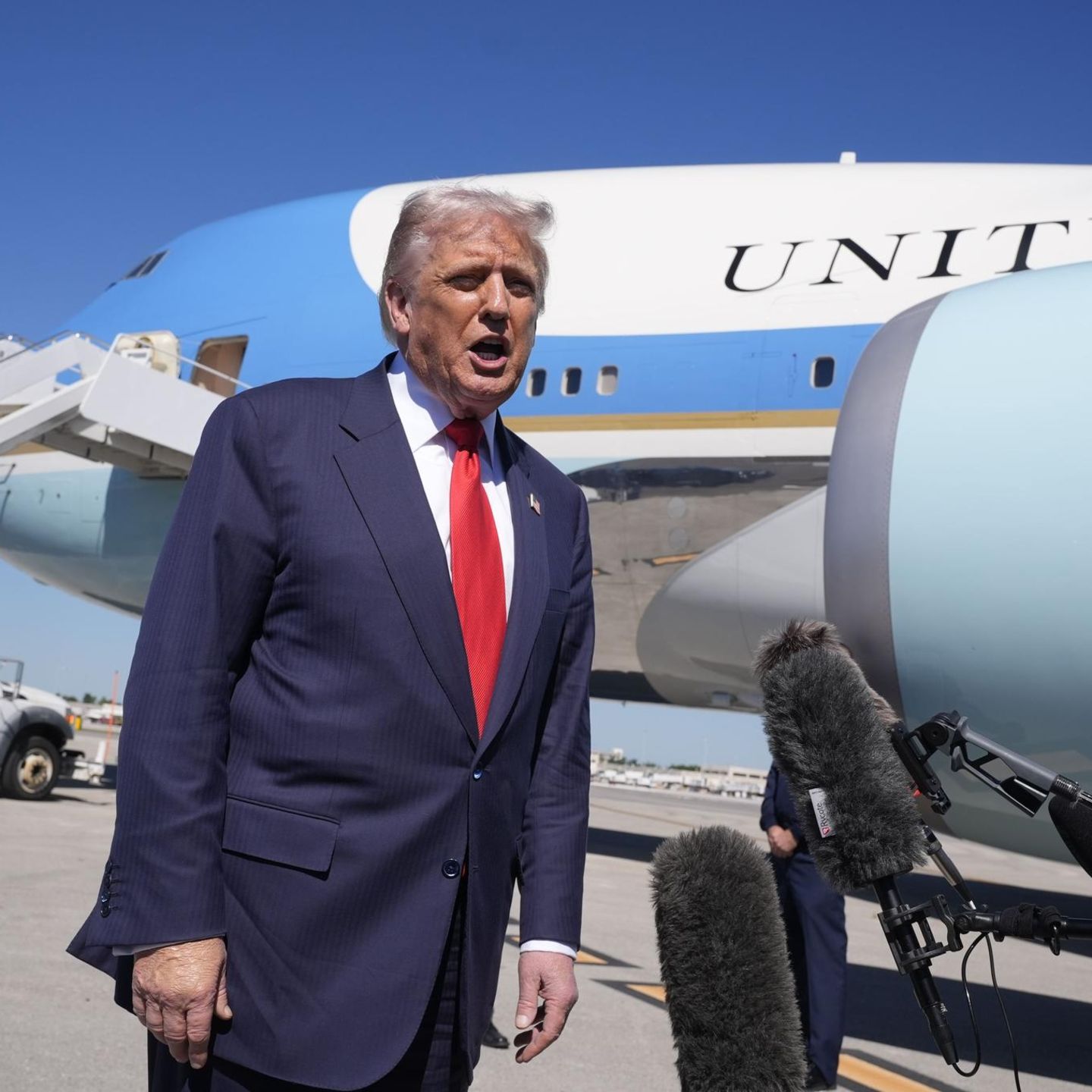 US-Präsident Donald Trump vor der AirForce One