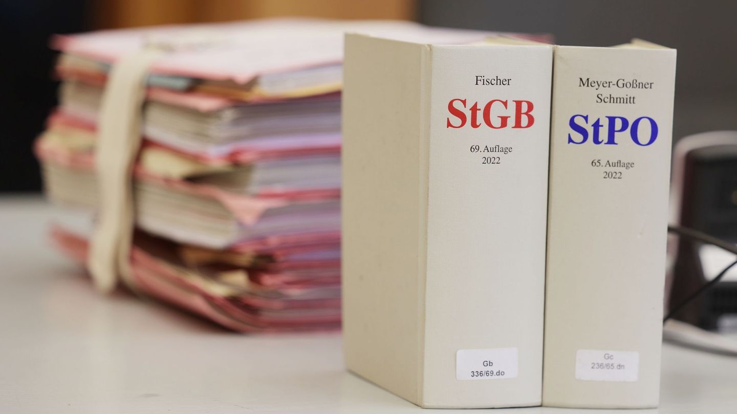 Der Prozess gegen die jungen Männer wird sich bis ins nächste Jahr ziehen. Foto: David Young/dpa