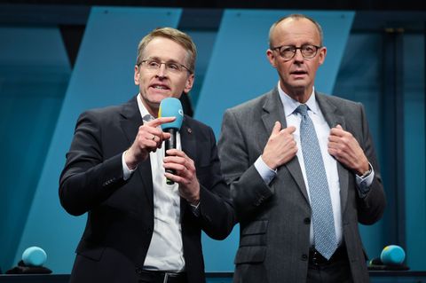 Zusammen in Nordfriesland unterwegs: Bundeskanzler Merz und Ministerpräsident Günther. (Archivbild) Foto: Christian Charisius/dp