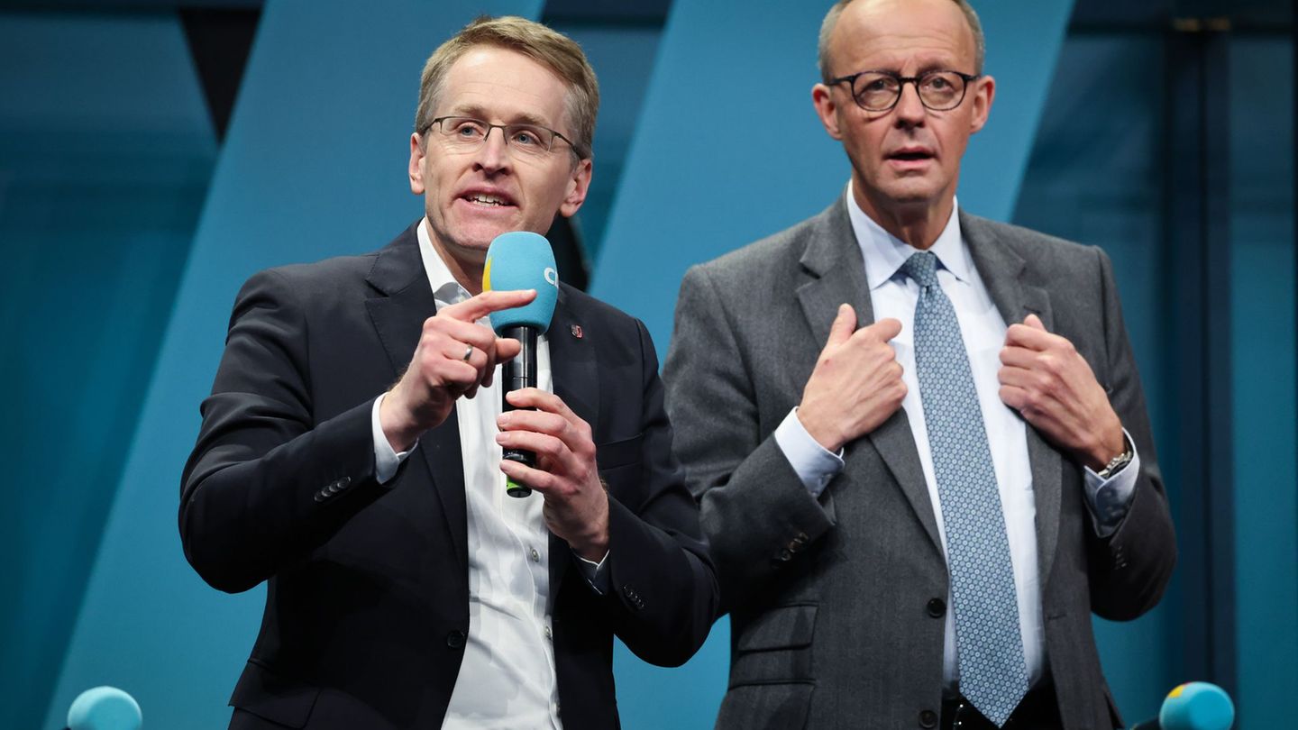 Zusammen in Nordfriesland unterwegs: Bundeskanzler Merz und Ministerpräsident Günther. (Archivbild) Foto: Christian Charisius/dp