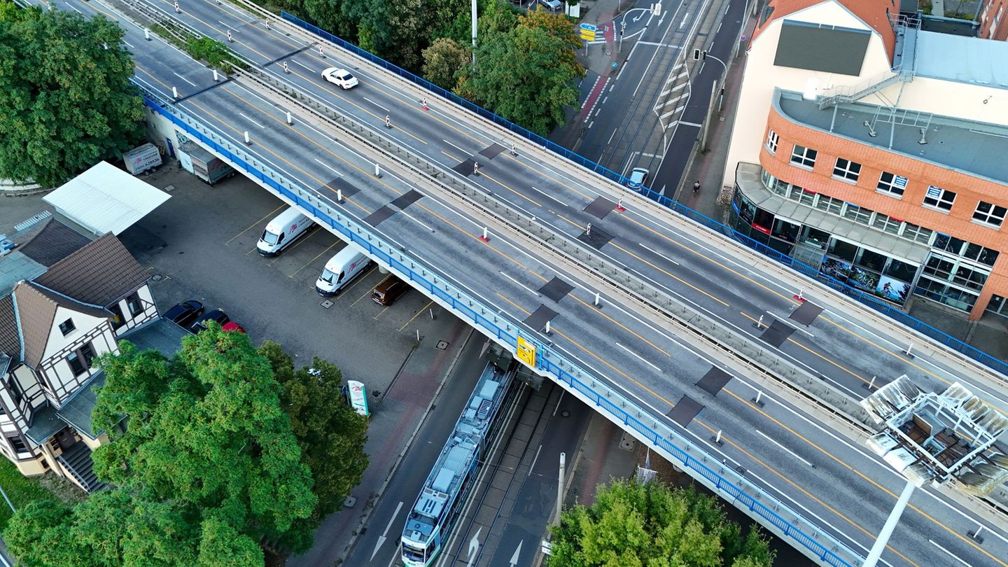 Die Ringbrücke über der Halberstädter Straße in Magdeburg wird abgerissen. (Archivbild) Foto: Peter Gercke/dpa