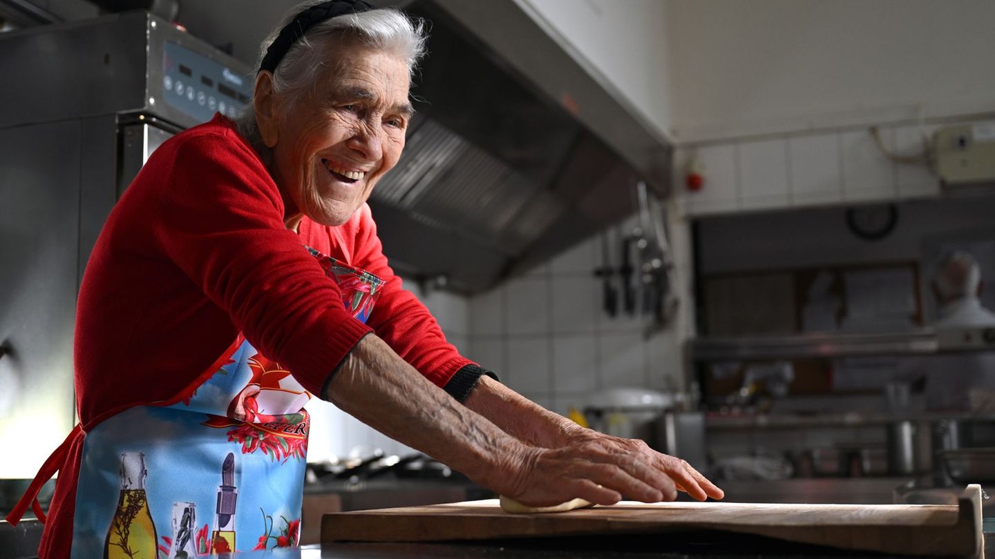 Angela Matarrese macht Pasta auf traditionelle Art – ganz ohne elektrische Küchengeräte. Foto: Lilli Förter/dpa