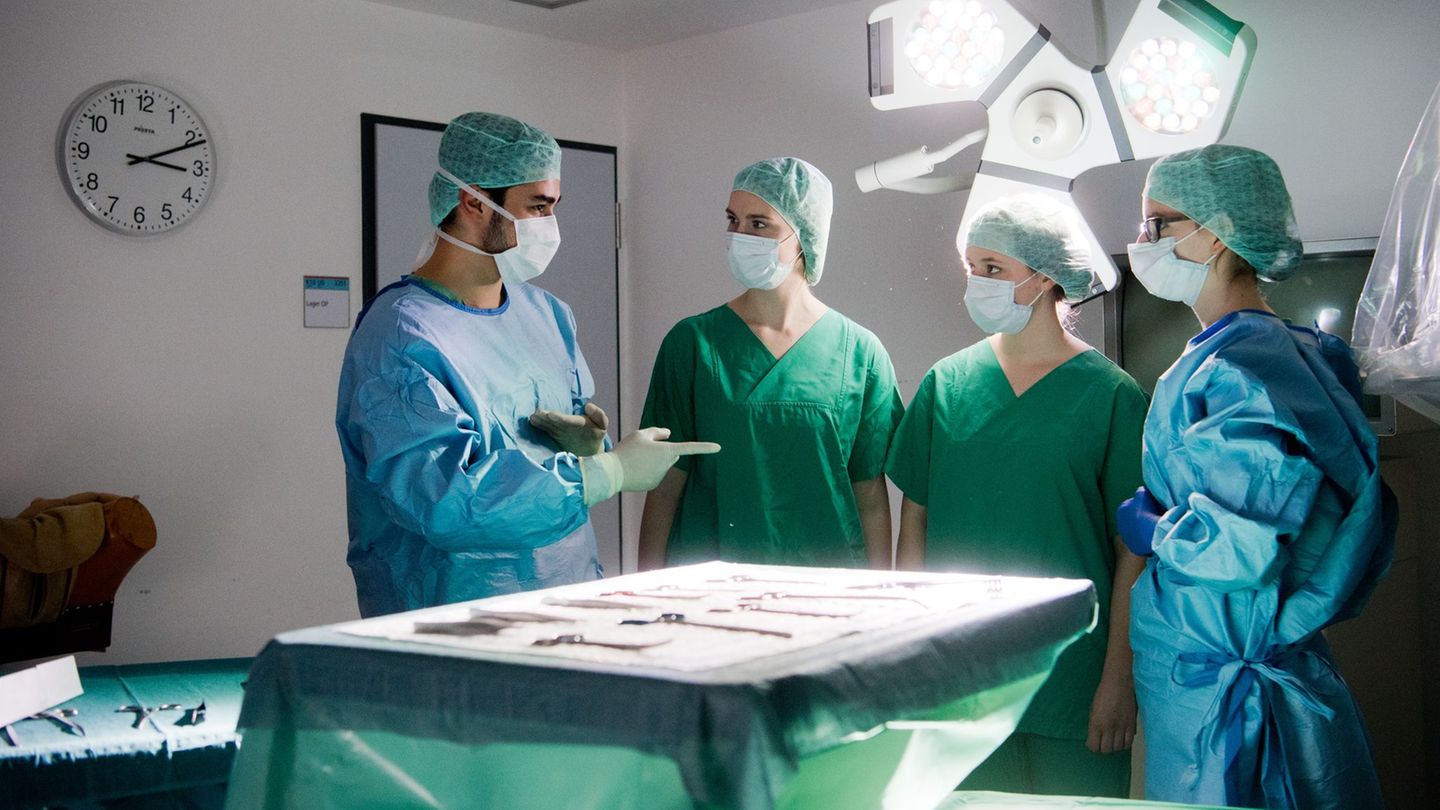 Die neuen Studierenden haben sich verpflichtet, später auf dem Land zu arbeiten. (Symbolbild) Foto: Julian Stratenschulte/dpa