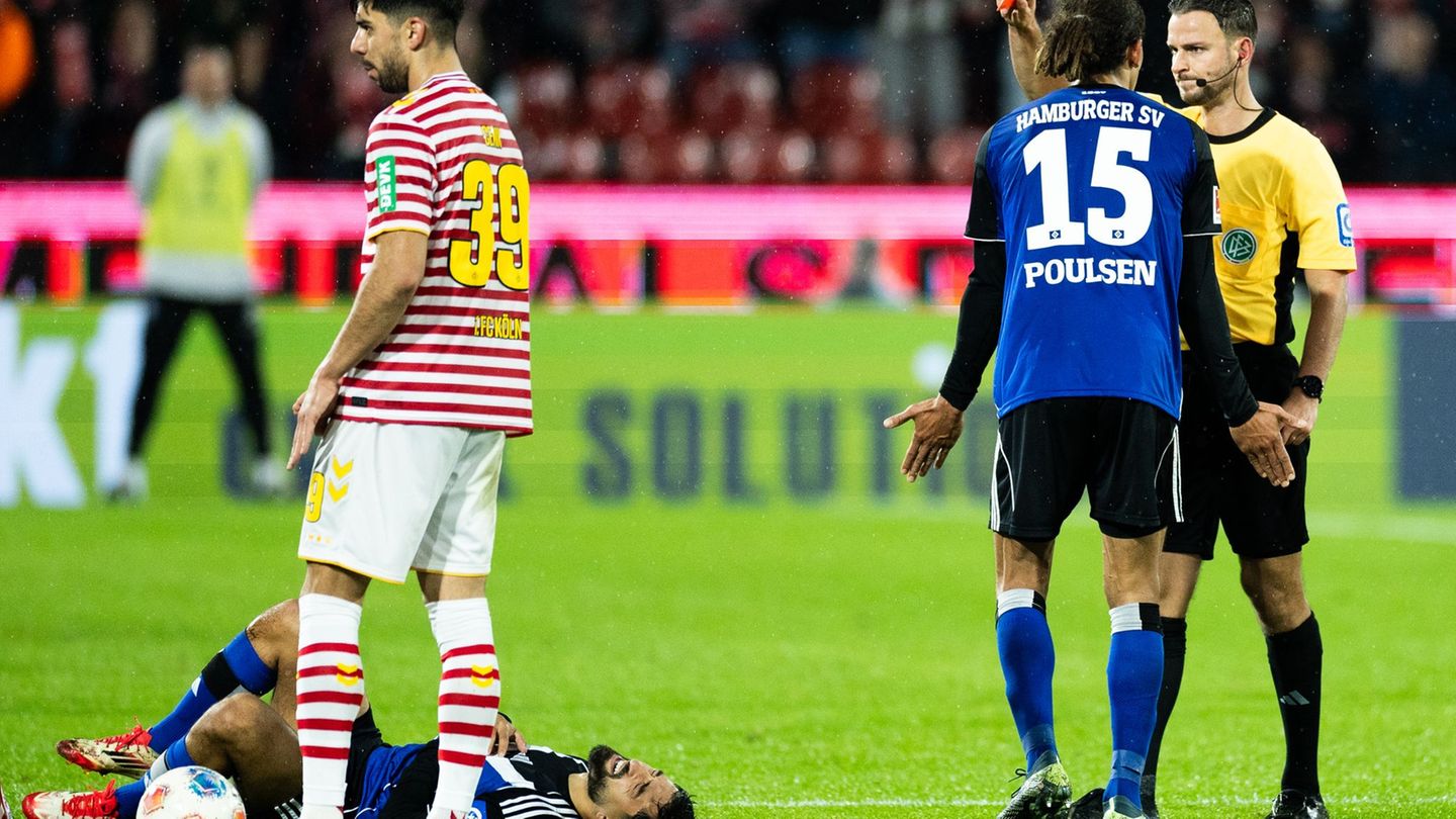 Schiedsrichter Daniel Schlager verweist Immanuel Pherai des Feldes. Foto: Rolf Vennenbernd/dpa