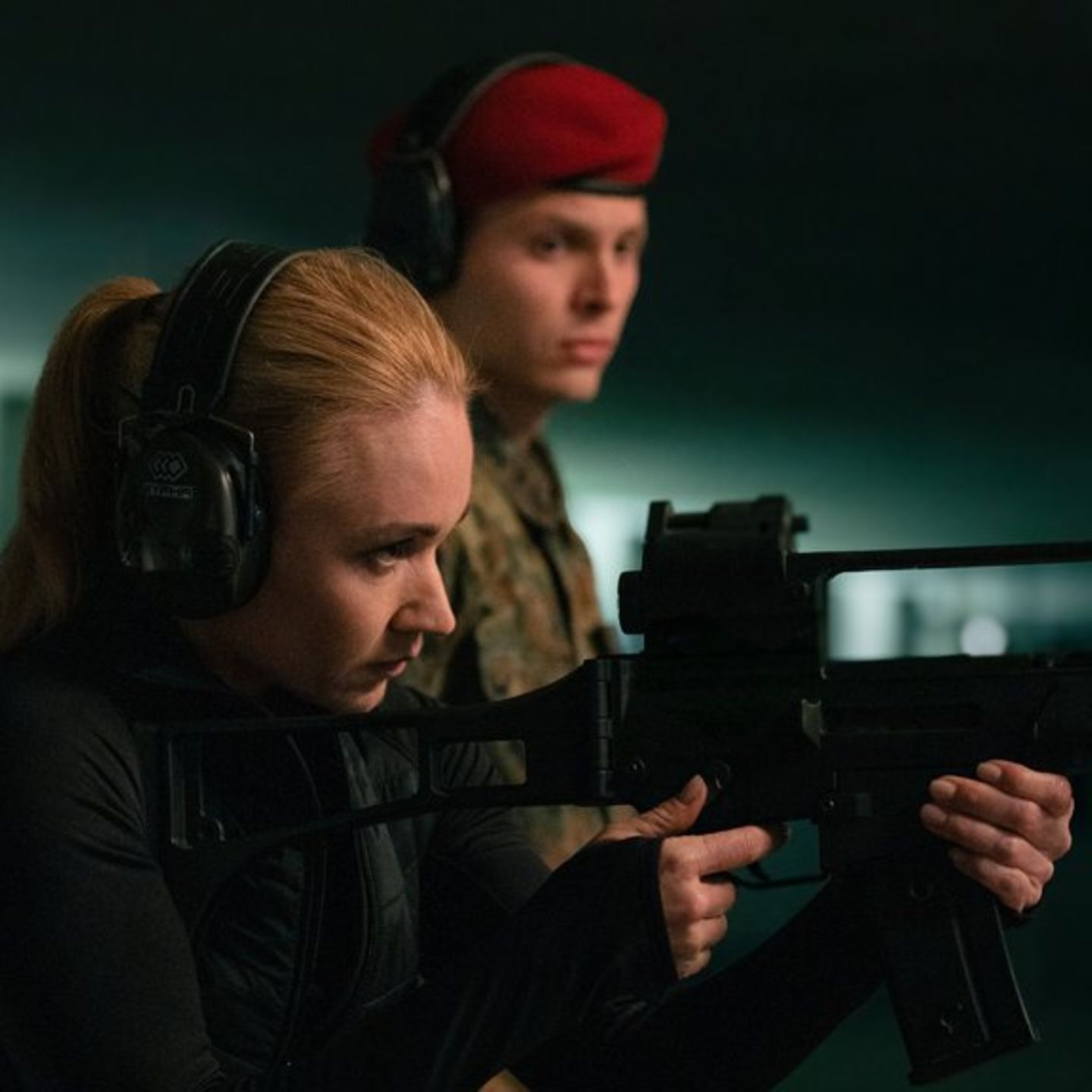 "Sarah Kohr: Im Schatten": Sarah Kohr (Lisa Maria Potthoff) am Schießstand im Beisein von Feldjäger Patrick Beikamp (Elmo Anto