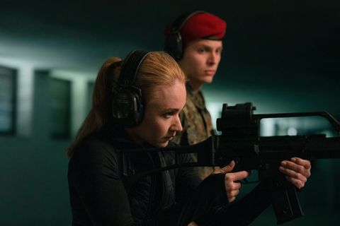 "Sarah Kohr: Im Schatten": Sarah Kohr (Lisa Maria Potthoff) am Schießstand im Beisein von Feldjäger Patrick Beikamp (Elmo Anto