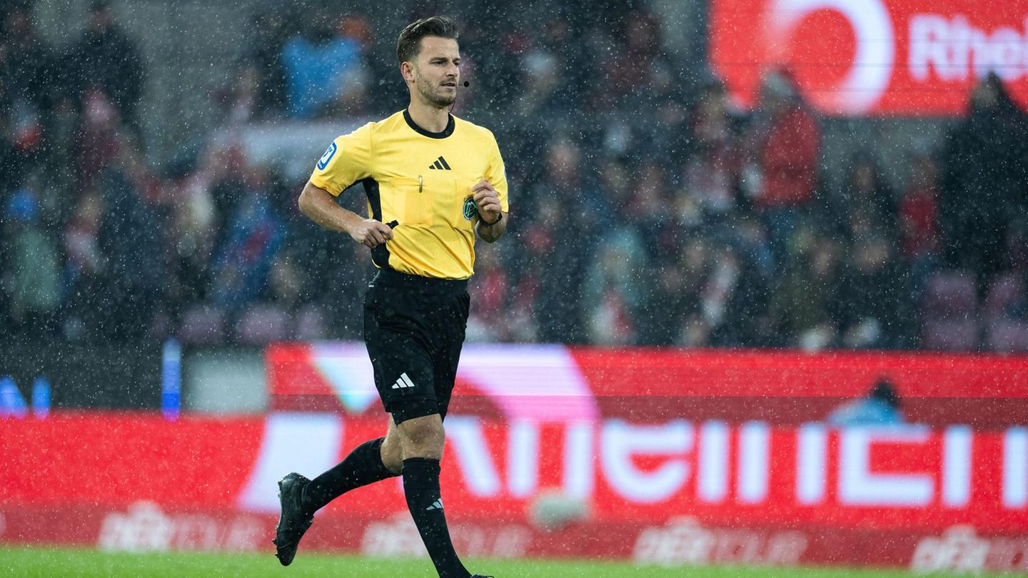 Schiedsrichter Daniel Schlager läuft beim Spiel 1. FC Köln gegen Hamburger SV über den Platz