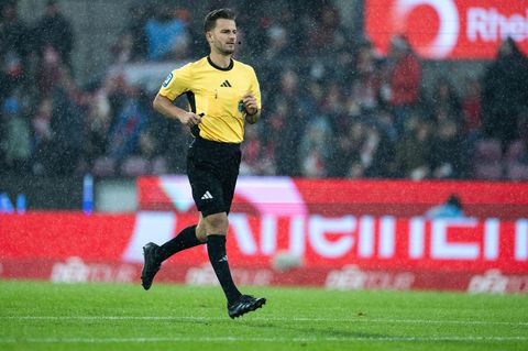 Schiedsrichter Daniel Schlager läuft beim Spiel 1. FC Köln gegen Hamburger SV über den Platz