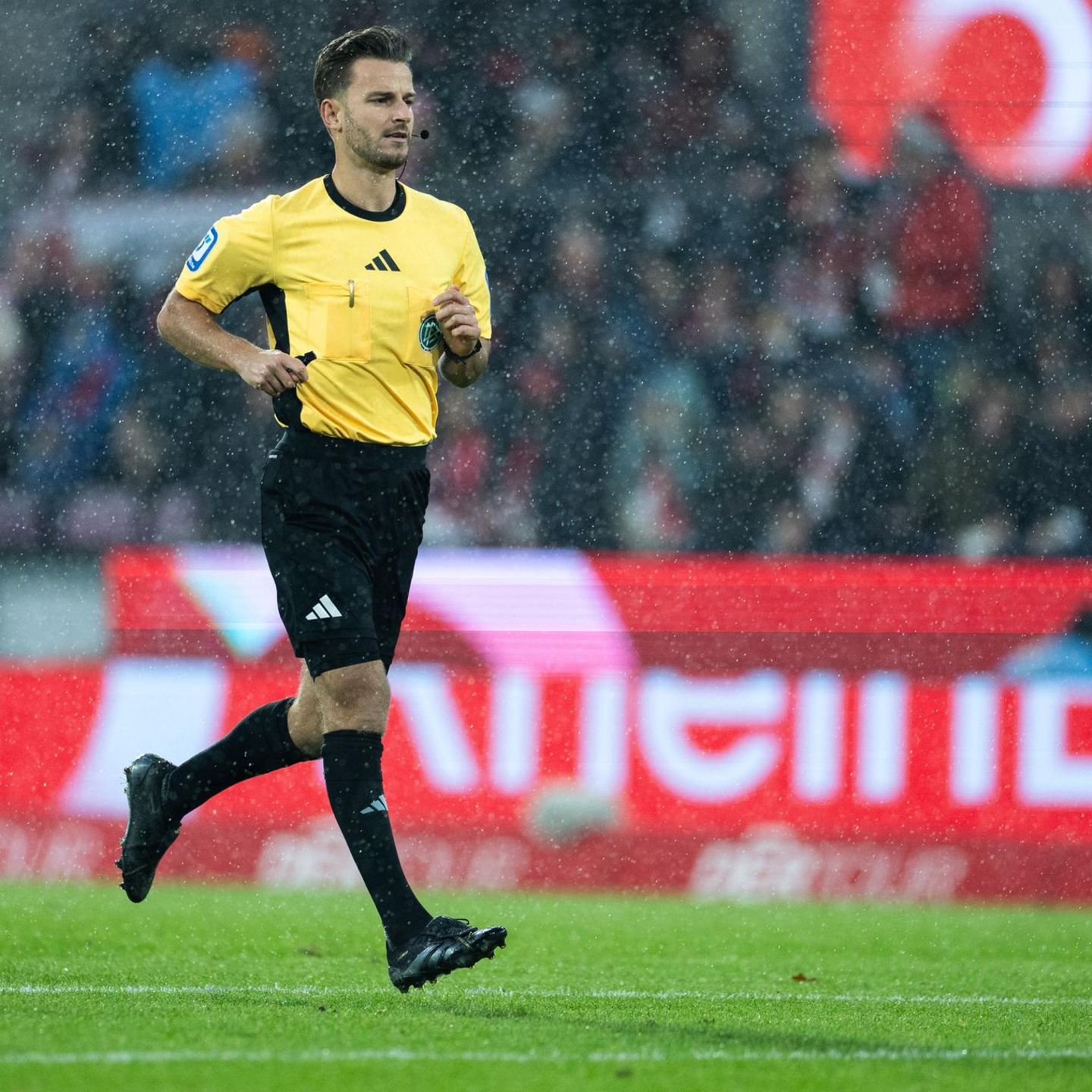 Schiedsrichter Daniel Schlager läuft beim Spiel 1. FC Köln gegen Hamburger SV über den Platz