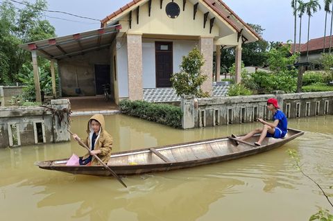 Seit einer Woche kämpfen Menschen in Vietnam mit schweren Überschwemmungen. (Archiv) Foto: Mai Huyền Trang/VNA/AP/dpa