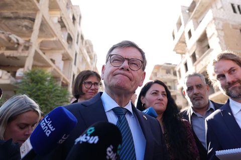 Johann Wadephul (M, CDU), Bundesaußenminister, besuchte vergangene Woche Syrien