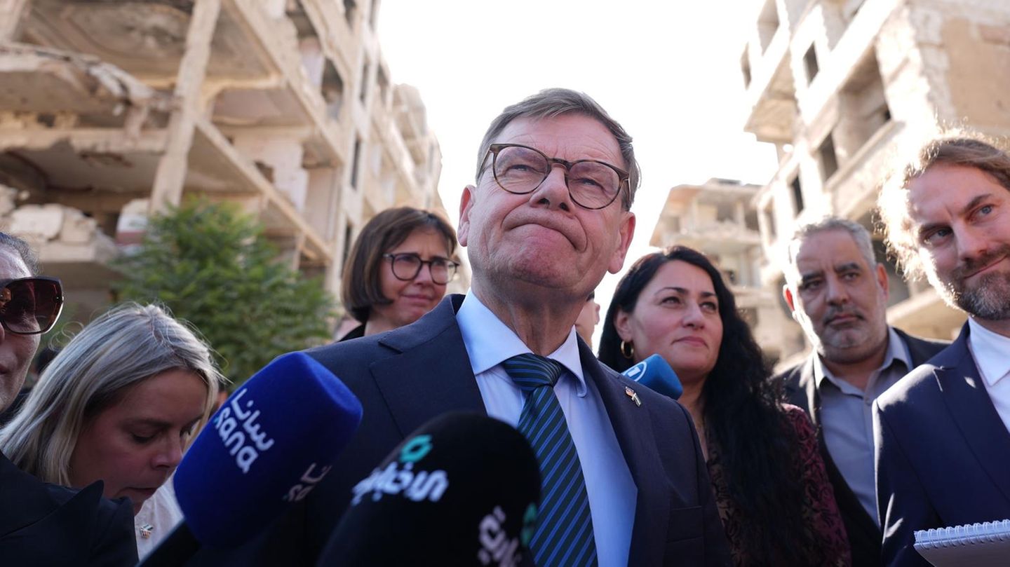 Johann Wadephul (M, CDU), Bundesaußenminister, besuchte vergangene Woche Syrien