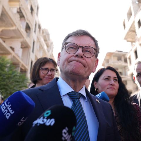 Johann Wadephul (M, CDU), Bundesaußenminister, besuchte vergangene Woche Syrien