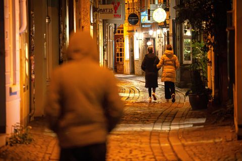 Für viele Mädchen und Frauen ist der Heimweg in der Nacht mit Angst verbunden. Foto: Sina Schuldt/dpa