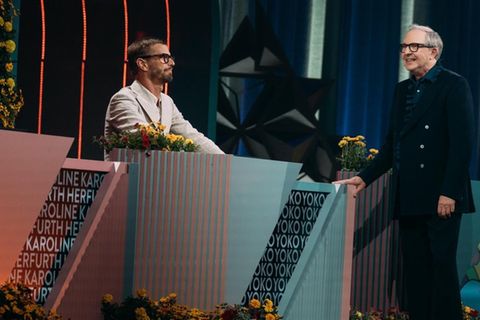 Olli Dittrich (r.) nahm die Kandidaten mit auf eine Zeitreise. Am Ende verlor er die Show aber wieder an Joko Winterscheidt.