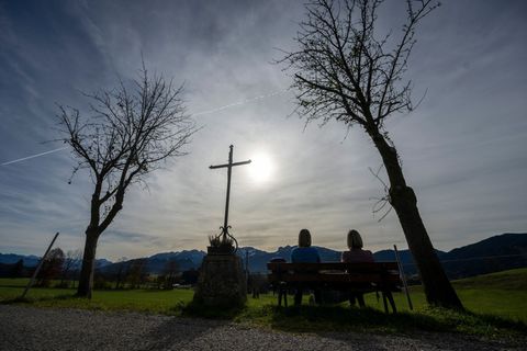 Auf recht viel Sonne können sich die Menschen in Bayern freuen. (Archivbild) Foto: Stefan Puchner/dpa
