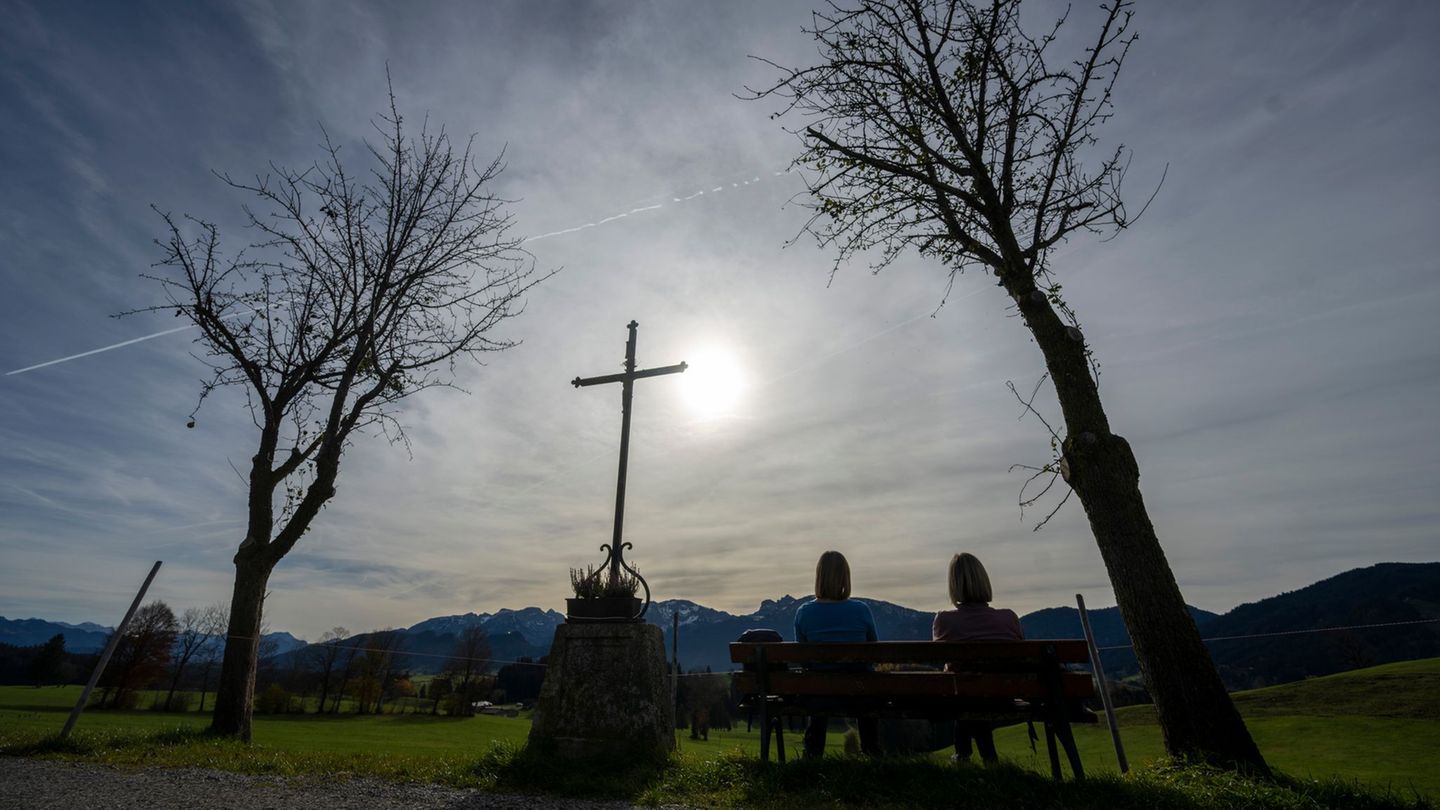 Auf recht viel Sonne können sich die Menschen in Bayern freuen. (Archivbild) Foto: Stefan Puchner/dpa