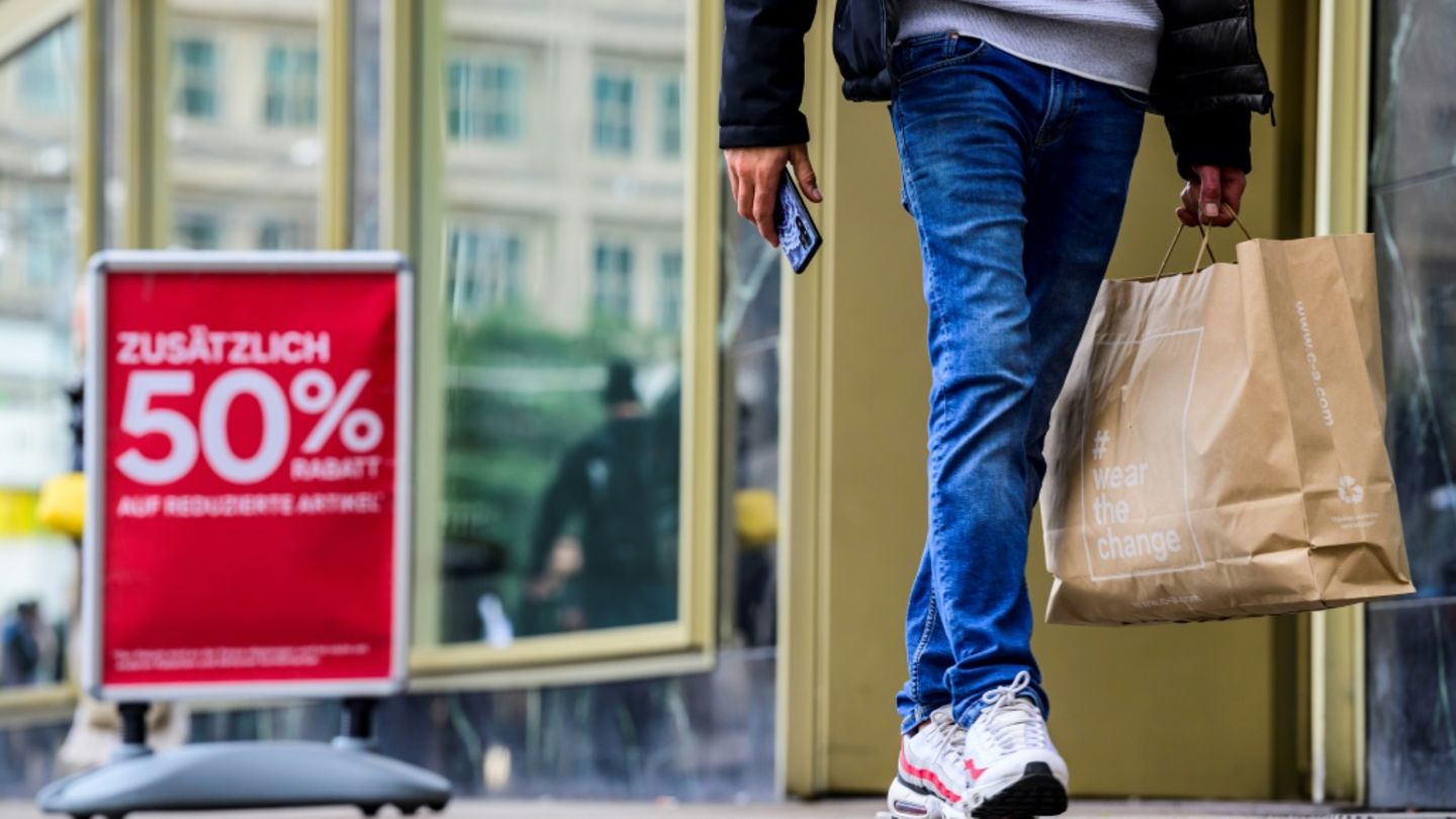 Mann mit Einkäufen in Berlin