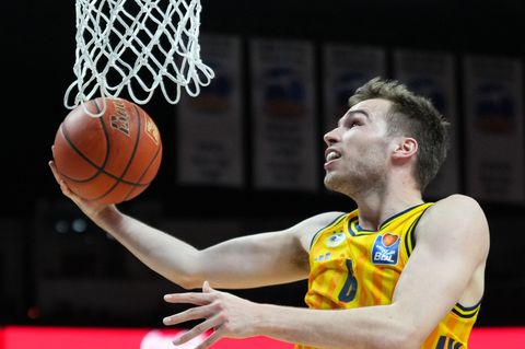 Auch Co-Kapitän Delow sieht sein Team im Aufschwung. (Archivbild) Foto: Soeren Stache/dpa