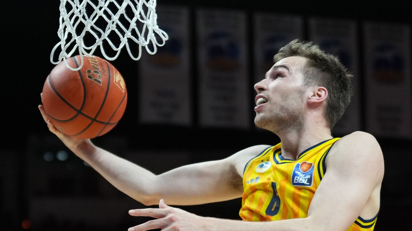 Auch Co-Kapitän Delow sieht sein Team im Aufschwung. (Archivbild) Foto: Soeren Stache/dpa