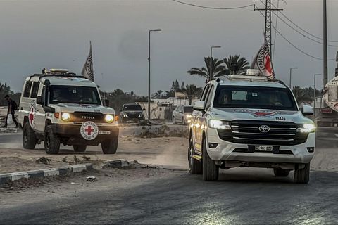 Fahrzeuge des Roten Kreuzes transportieren Leichen, die von der Hamas übergeben wurden, nach Israel (Archivfoto)