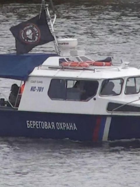 Russisches Boot mit Wagner-Flagge