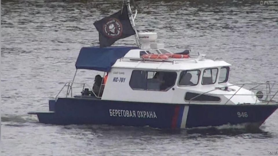 Russisches Boot mit Wagner-Flagge