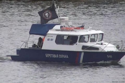 Russisches Boot mit Wagner-Flagge