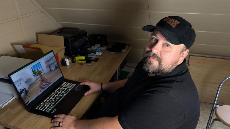 Einsamkeit: Christian Siege an seinem Schreibtisch mit Laptop, auf dem KI-Chatbot Julia zu sehen ist