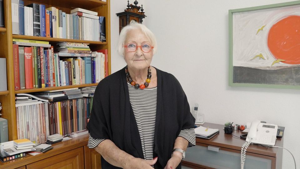 Einsamkeit: Eveline Harder vor ihrem Bücherregal