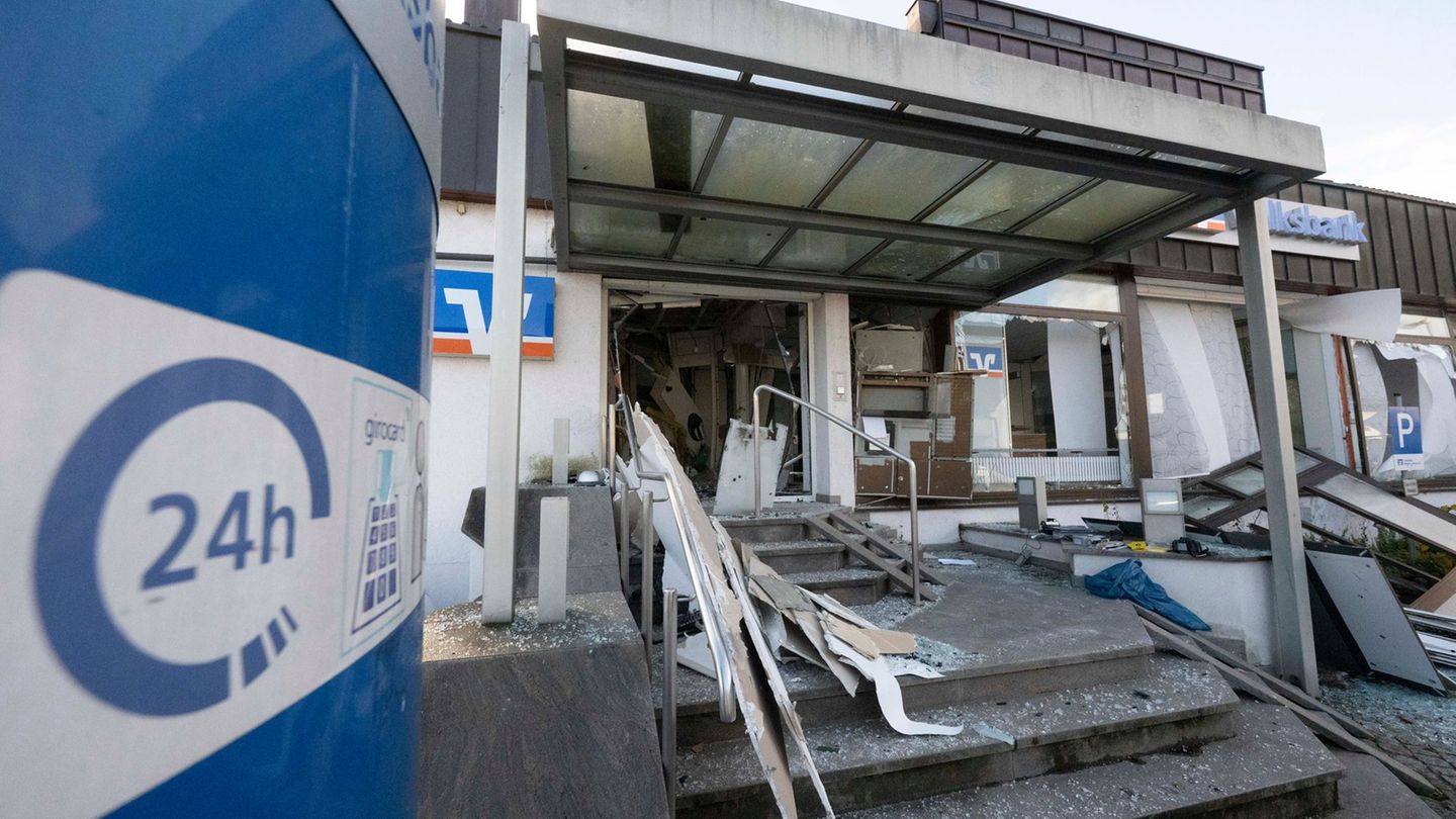 Der Schaden nach der Sprengung eines Geldautomaten ist enorm. Foto: Marijan Murat/dpa