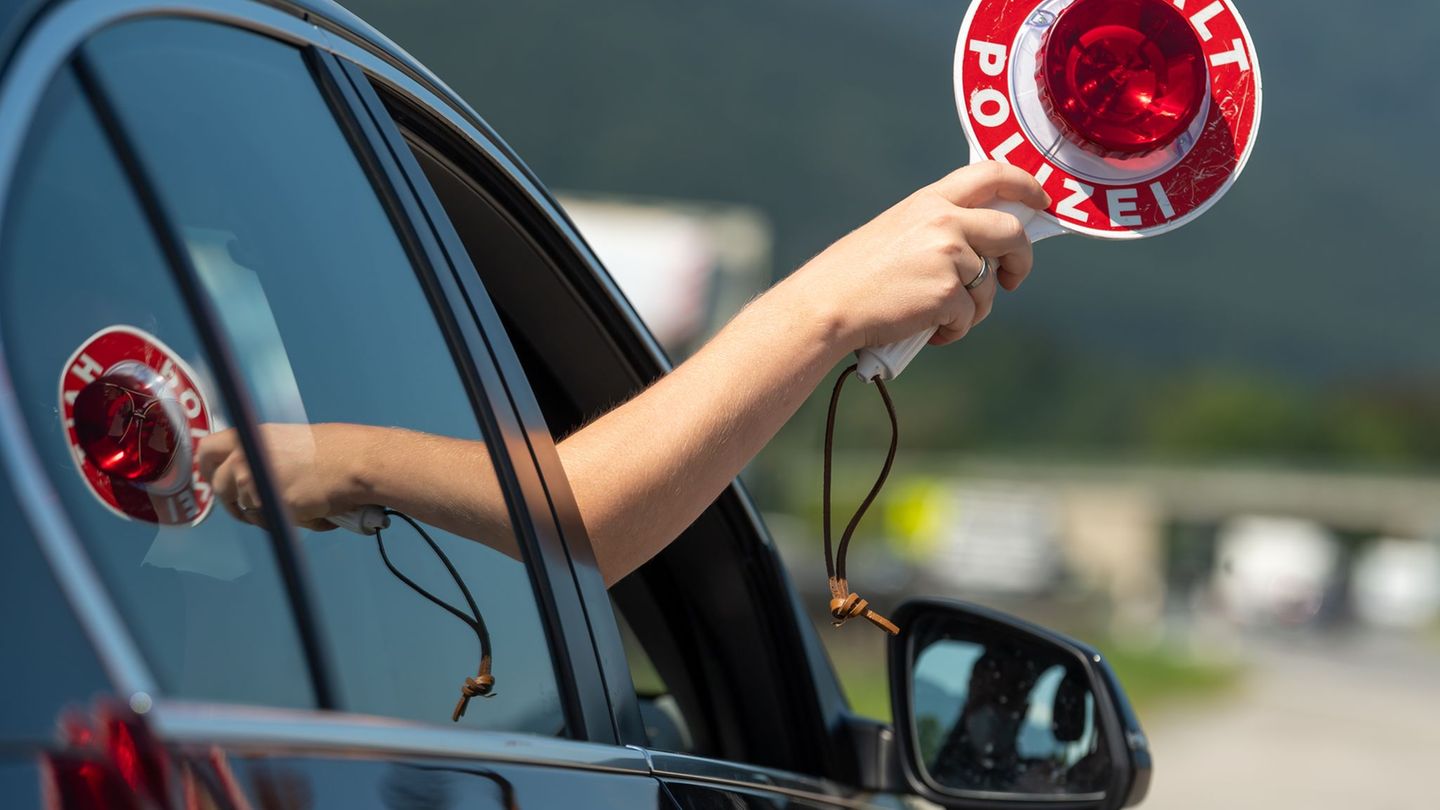Schleierfahnder stoppten den Wagen auf der Autobahn 93. (Symbolbild) Foto: Peter Kneffel/dpa