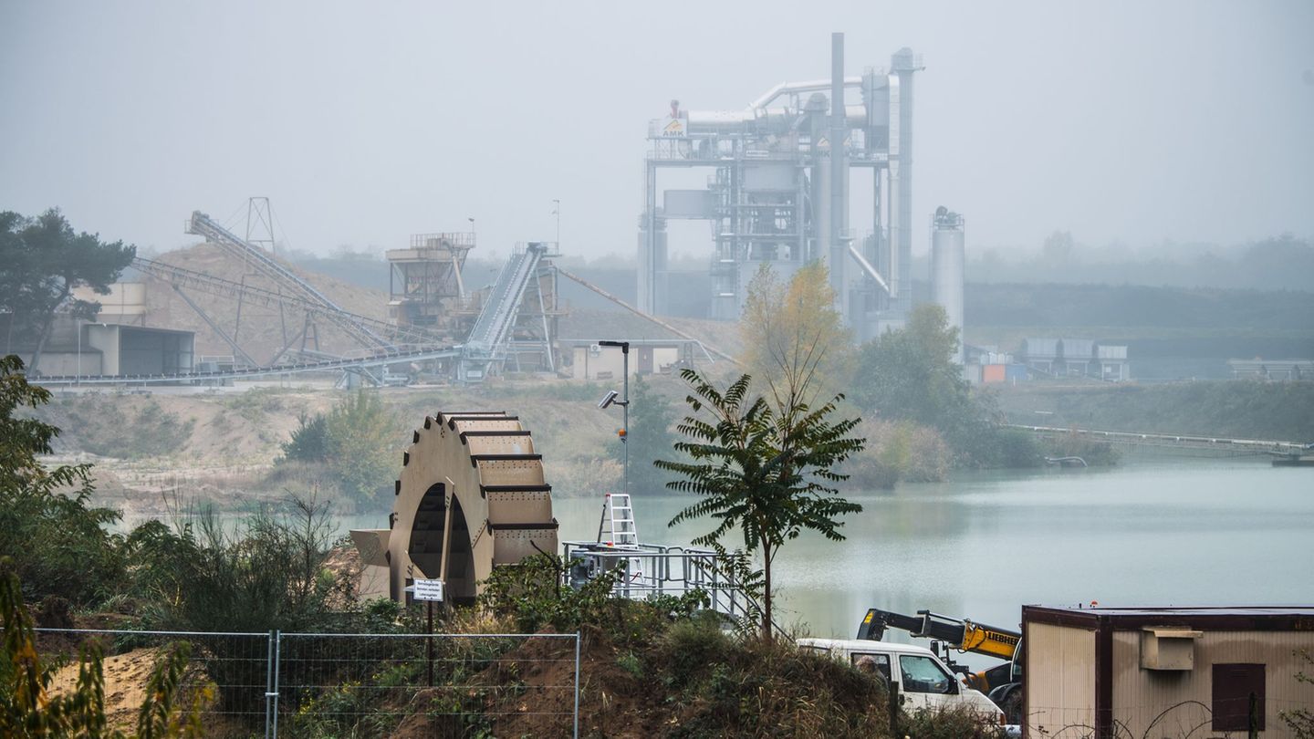 Der Abbau von Rohstoffen für den Bau in Hessen kann für kurze Transportwege sorgen. (Archivbild) Foto: Andreas Arnold/dpa