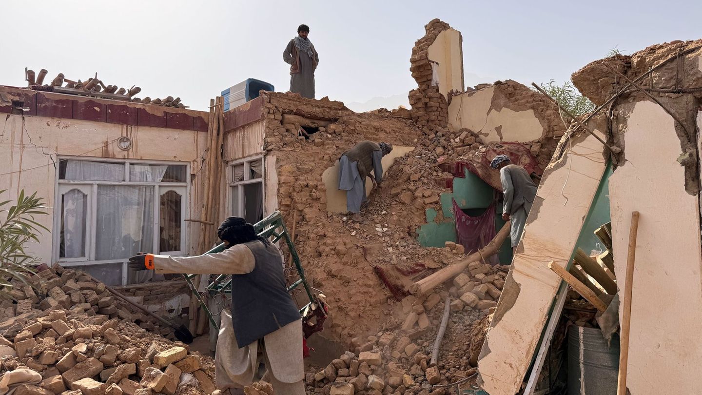 Bei dem Erdbeben in Afghanistan gab es viele Tote. Foto: Sirat Noori/AP/dpa