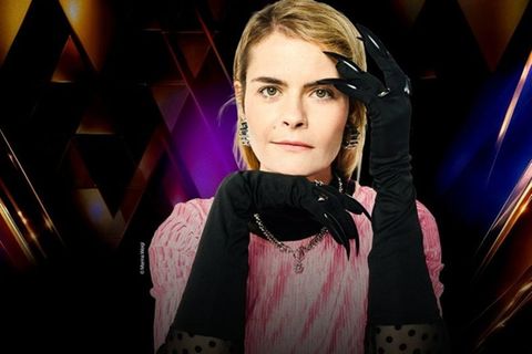 Mit Samthandschuhen und Krallen: Komikerin Hazel Brugger.