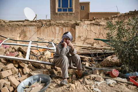 Ein Überlebender in einem eingestürzten Haus bei Cholm