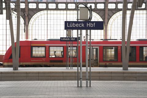 Am Lübecker Hauptbahnhof hat ein Mann eine Notfalltasche für Kinder aus einem Rettungswagen gestohlen. Foto: Marcus Brandt/dpa